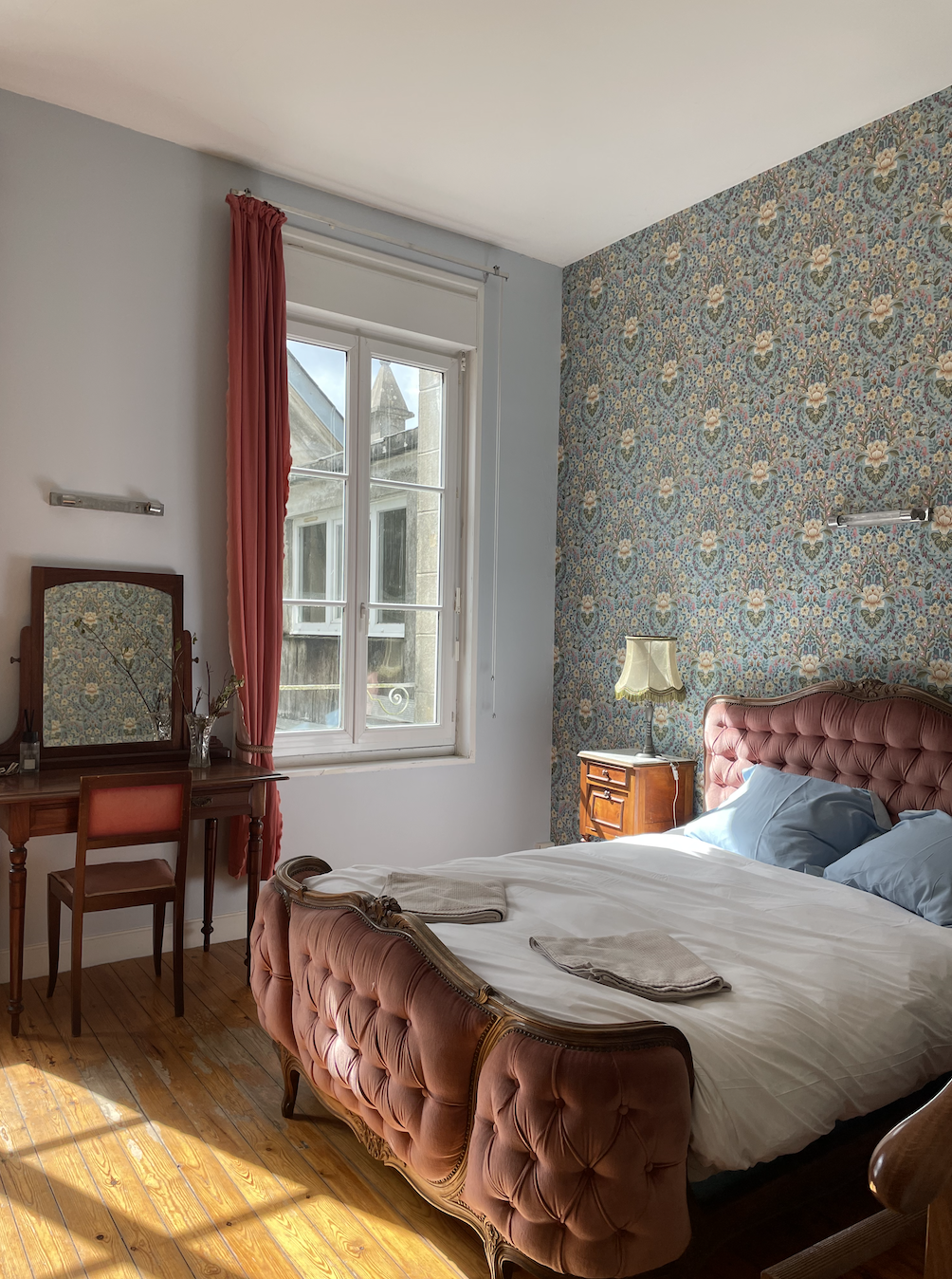 Chambre 7 au Centre Cour, centre de retraite spirituelles et retraites artistiques en Normandie, proche Paris