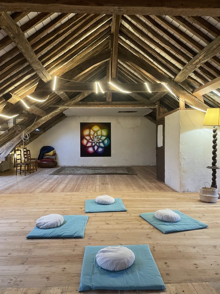 Salle de Pratique, dojo du Centre Coeur, Centre de stages et retraites spirituelles et artistiques en Normandie