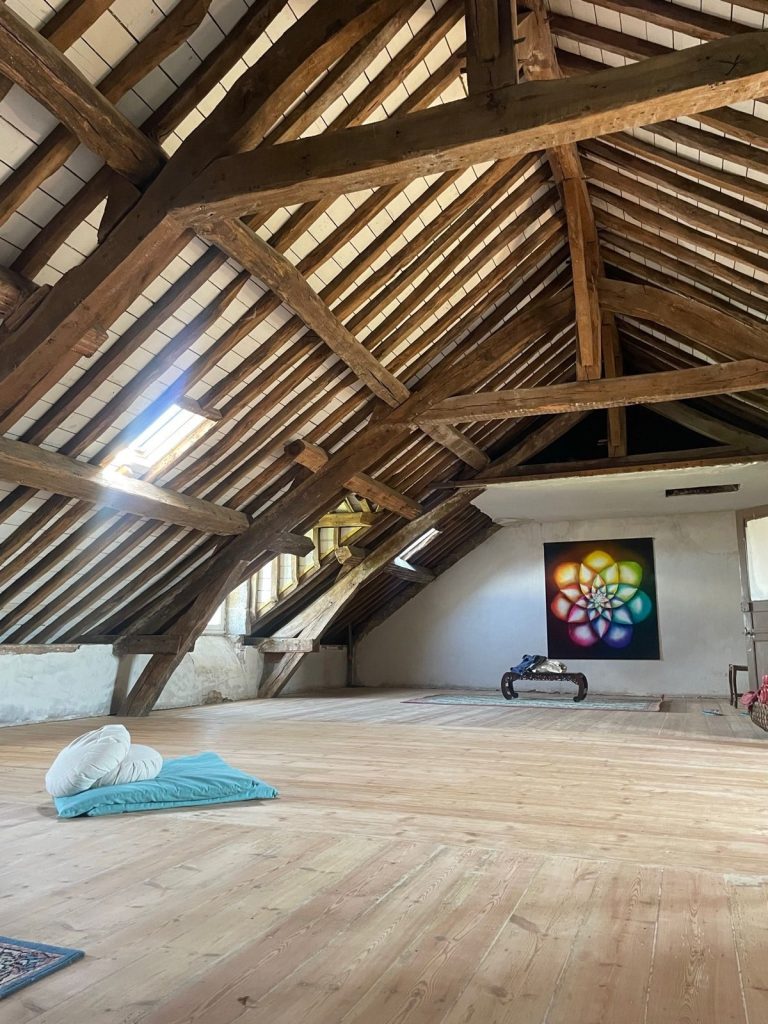 Salle de Pratique, dojo du Centre Coeur, Centre de stages et retraites spirituelles et artistiques en Normandie